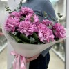 Букет из 9 пышных сиреневых роз Куинс Краун с зеленью
